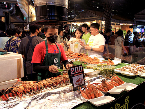 Rodd Fairs Night Market in Bangkok